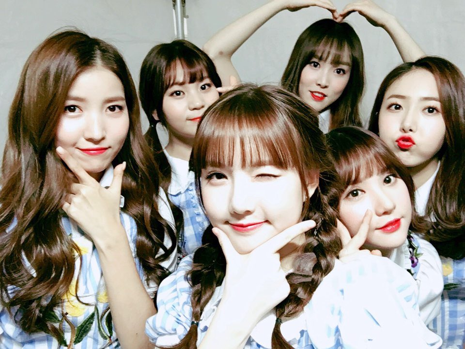 GFRDofficial's tweet photo. #여자친구 #GFRIEND #버디 #Buddy 내일이면 주말이죠~ 우리 팬들 모두 신나는 불금 보내요❤ 현장에 오신 팬분들은 날이 추우니 일찍 들어가세요!👐 https://t.co/ycqiV4wgiK