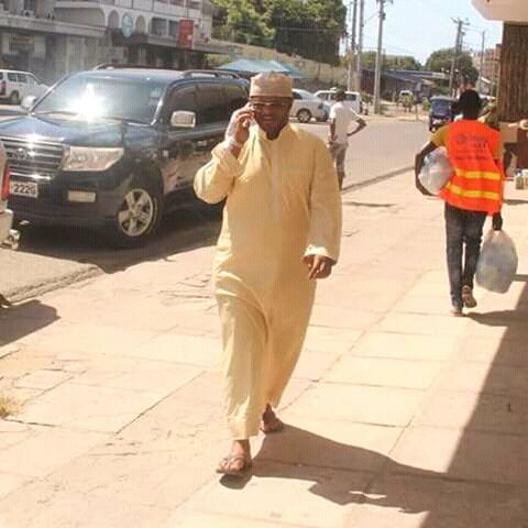 Siege_001's tweet photo. .@HassanOmarH A leader who has served the people well doesn't need to walk around with the ammunition of a whole barracks. #siege_001 https://t.co/aGbvJEbdxo