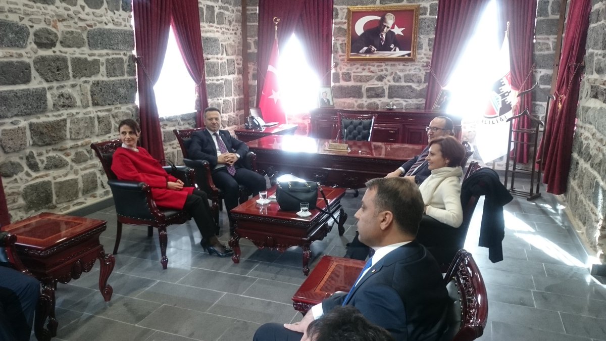 İktisadi Kalkınma Vakfı ve ilimiz iş dünyası temsilcileri Valimiz Sayın Hüseyin Aksoy'u İçkaledeki çalışma ofisinde ziyaret etti <a href="/ValiAKSOY/">Hüseyin AKSOY</a>