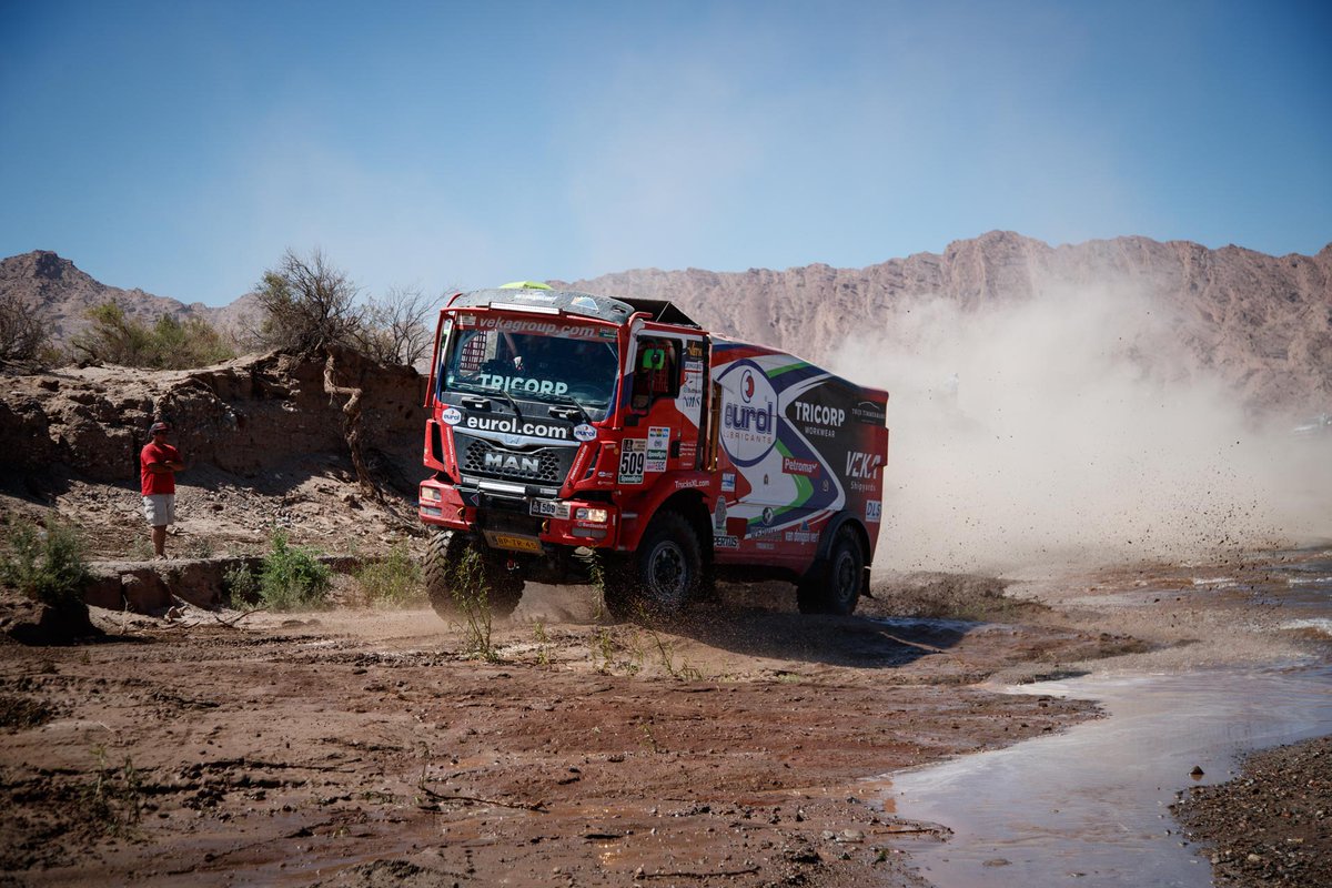 DAKARORGANISATIE DIEP DOOR HET STOF, HANS STACEY TERUG IN DE RACE.
Lees het verslag van Stage 9 en 10 op: evmrallyteam.com/nieuws/
