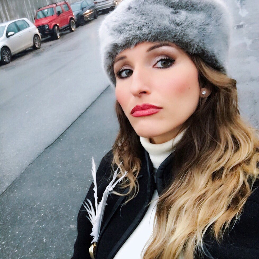 ChiaraSquaglia's tweet photo. Aquila trasformata in orso polare...no ma non fa freddo eh...😨💪🏼😘
#aquila #congelata #inmissione #striscilanotizia @Striscia #toscana https://t.co/VqOpzqkYmr