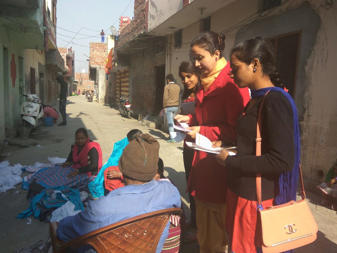 mandeep_manna's tweet photo. @capt_amarinder @punjabpcc @PunjabDaCaptain @Barmer_Harish @VBrarPPCC My wife giving Commitment paper to every house on 12th Jan Mohkampura https://t.co/kba7JWDisd
