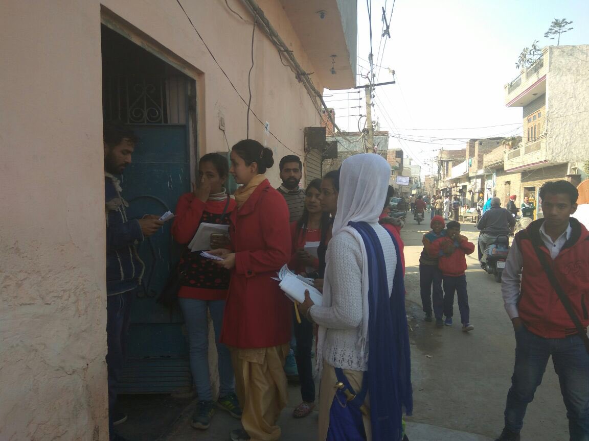 mandeep_manna's tweet photo. @capt_amarinder @punjabpcc @PunjabDaCaptain @Barmer_Harish @VBrarPPCC My wife giving Commitment paper to every house on 12th Jan Mohkampura https://t.co/kba7JWDisd