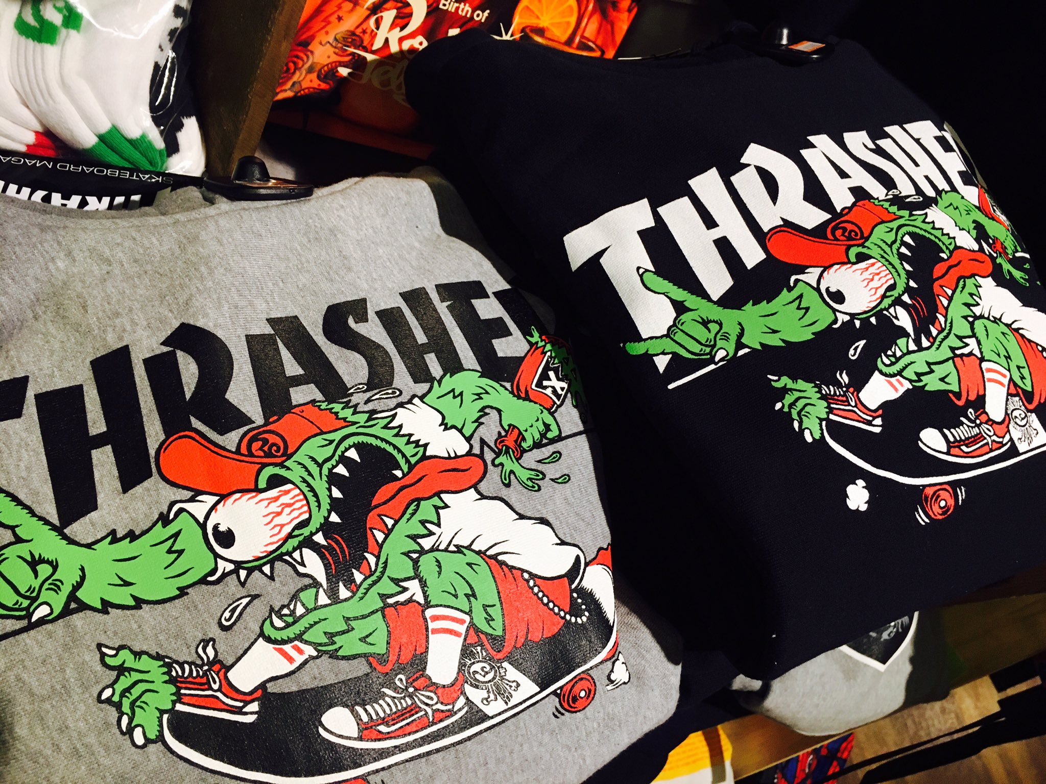 ヴィレッジヴァンガードイオンレイクタウンkaze A Twitteren ロリクレのニューアイテム Thrasher とのコラボパーカーが入荷しましたッッ 裏起毛なので暖かさは抜群 バックプリントの文字もカッコイイ ジェイソンも嬉しそう