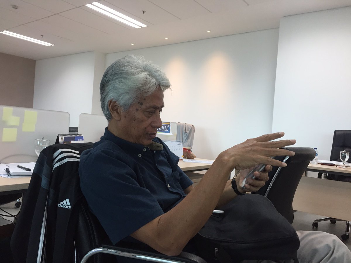 veeola's tweet photo. Discussing football and timnas all day long with this man really makes my day 😊 https://t.co/4dtUEhU42N