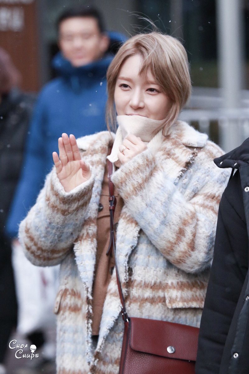 choa_chups's tweet photo. 17.01.13 KBS Music Bank Exit
#초아 #choa #AOA
#Excusme #BingBing
#ANGELS_KNOCK
#1stAlbum https://t.co/JL3PFTQR8o