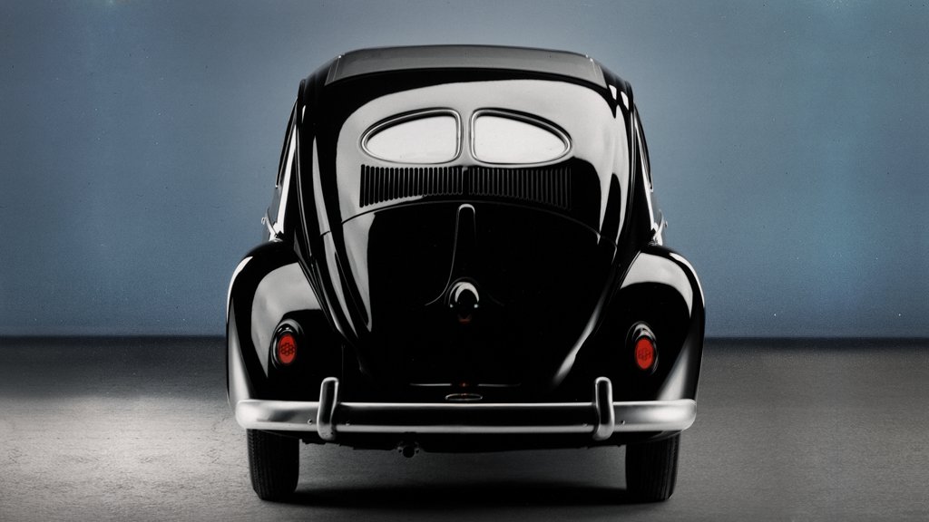 VW_es's tweet photo. Una trasera histórica. #VWBeetle https://t.co/nupVgwDVKh