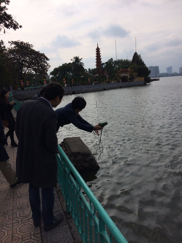 Mike_J_Allen's tweet image. Final day of the Algal Conversion Workshop, sampling the lakes.... Lovely Vietnamese algae on the #microbescope w. @ChuckGroup