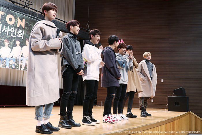 VICTON1109's tweet photo. [#빅톤] #VICTON_STORY [Voice to New World] 사인회 (1)

용산 팬사인회, 코엑스 광장에서의 공개 사인회 현장!
더 많은 사진은 공식 팬카페에서 확인해주세요!

https://t.co/dkIDtX1EnX

#VICTON https://t.co/25kS0ZBaQn