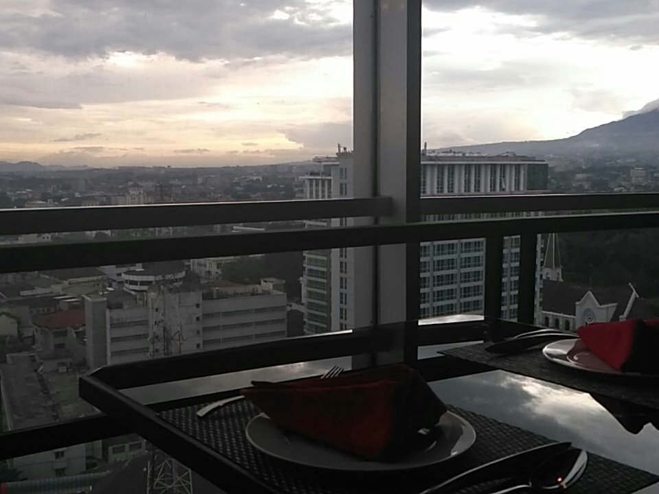 dimasraiin's tweet photo. Good food, good veneu only at @infinite_bdg at @CrownePlazaBDG 22nd floor , jl lembong no 19 https://t.co/A9af1dtBo8