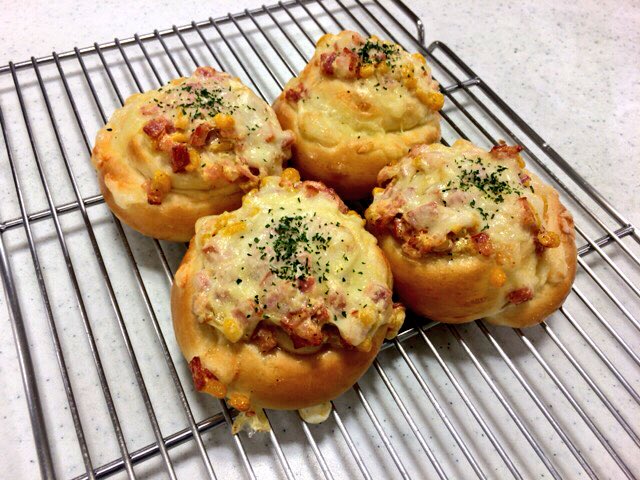 shidayumi11's tweet photo. コーンチーズパン＊
焼き立て食べたらとってももちもちでした⊂( ^ω^ )⊃おかずパンにハマりそう…！笑

#お腹ぺこりん部 #パン作り #楽しすぎる #料理好きな人と繋がりたい #ABCcooking https://t.co/VtXx6FDgul