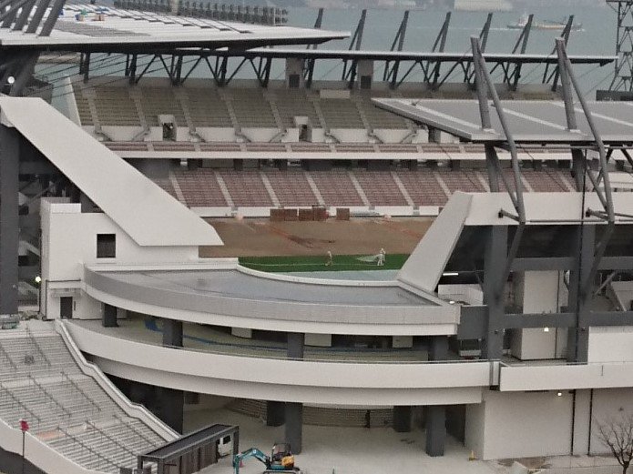 南博 今日1 13のミクニワールドスタジアム北九州 北九州スタジアム 建設 現場 グラウンド部分では芝の張り込みが進行中 試合時にはイベントやグルメ等のスペースになる浅野町緑地 スタジアムから歩道橋で直結 はほぼ整備終了 2 18ラグビー試合まで1