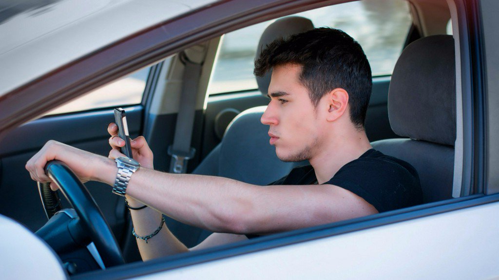 12News's tweet photo. Arizona proposes ban on texting and driving https://t.co/BlToK2ZFIz https://t.co/Y6TqSRtYeV