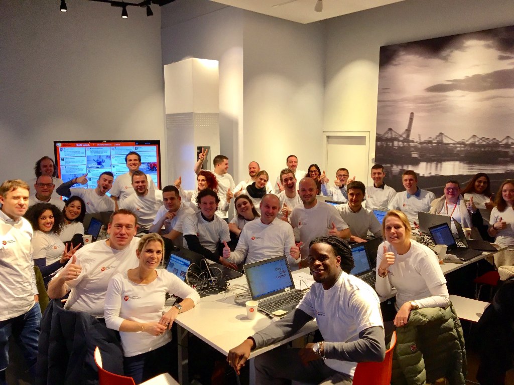 Wij zitten vandaag weer voor je klaar in @NNDEcafe. Deel je #vrijdagde13e pech met #geenprobleem en wie weet maken wij je dag weer goed!