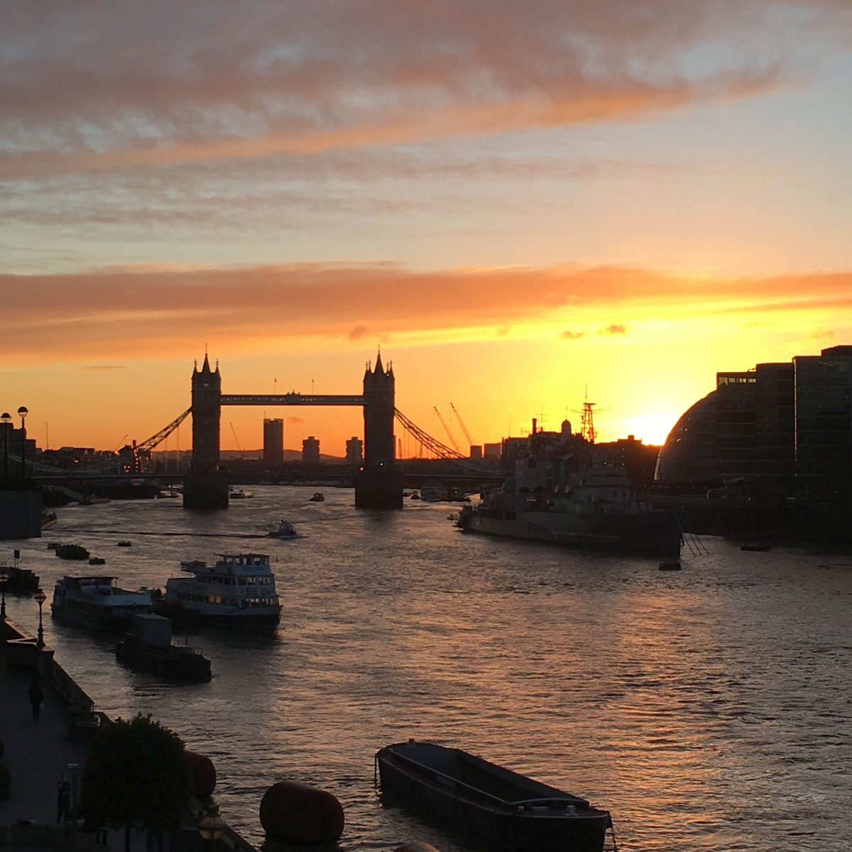 KinneyGreen's tweet photo. Beautiful sunrise on the way to the office this morning! #freezing https://t.co/abbox8JAkK