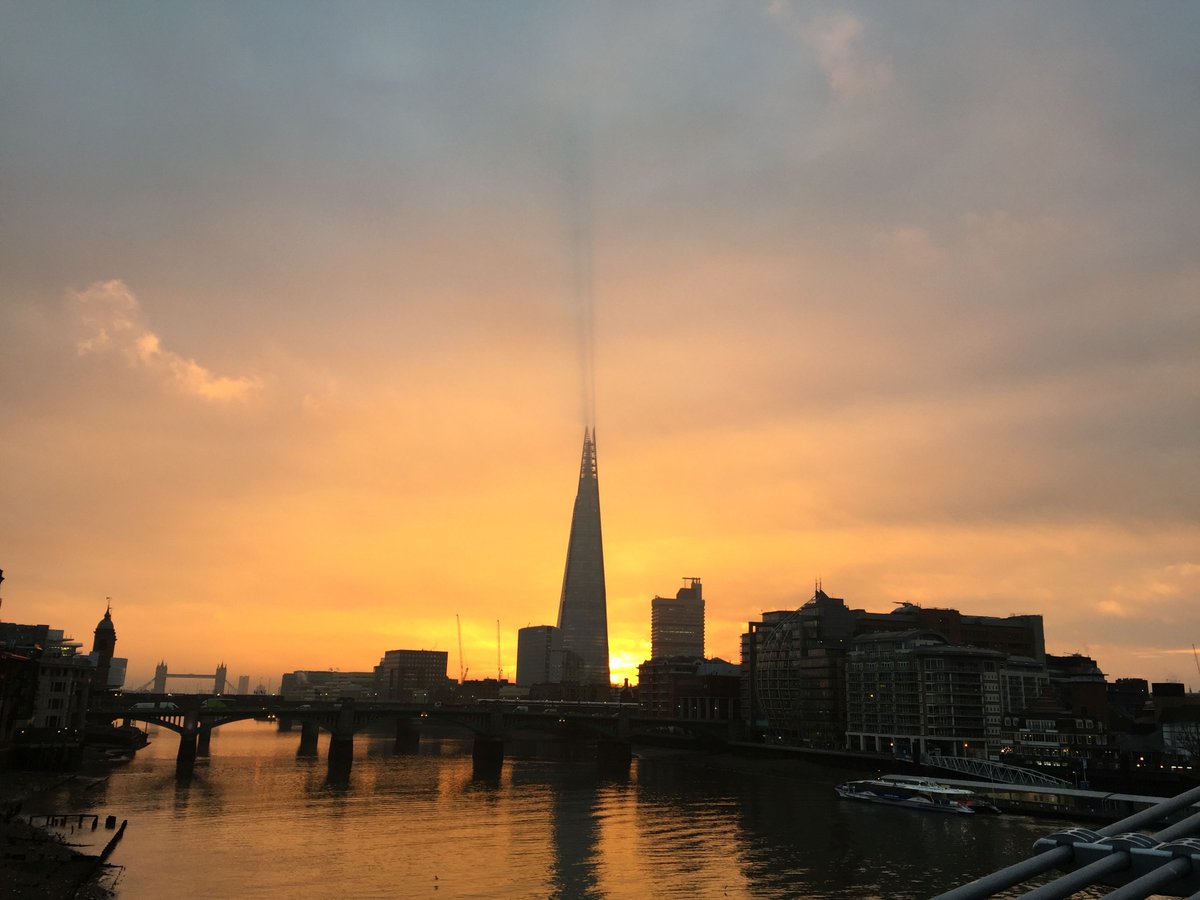 KinneyGreen's tweet photo. Beautiful sunrise on the way to the office this morning! #freezing https://t.co/abbox8JAkK