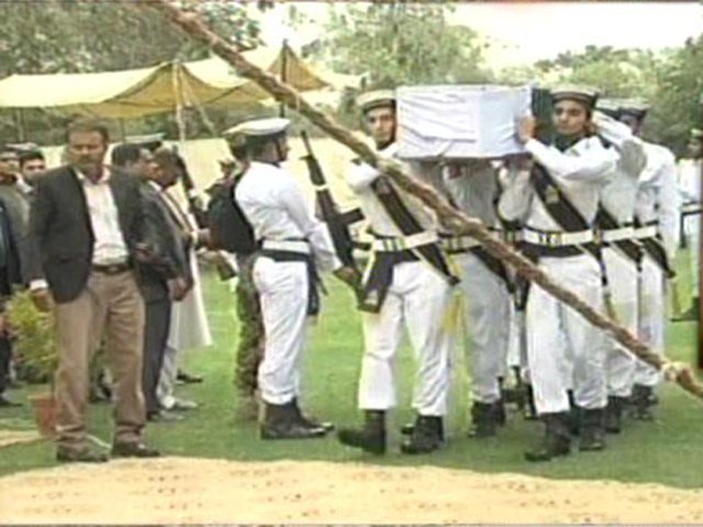 Nawaiwaqt_'s tweet photo. گورنرسندھ #Saeeduzzaman  کےجسدخاکی کو گزری قبرستان میں #PakNavy کے دستہ  کی سلامی 
#Sindh #Governor #Karachi https://t.co/6AL5xwRdfL
