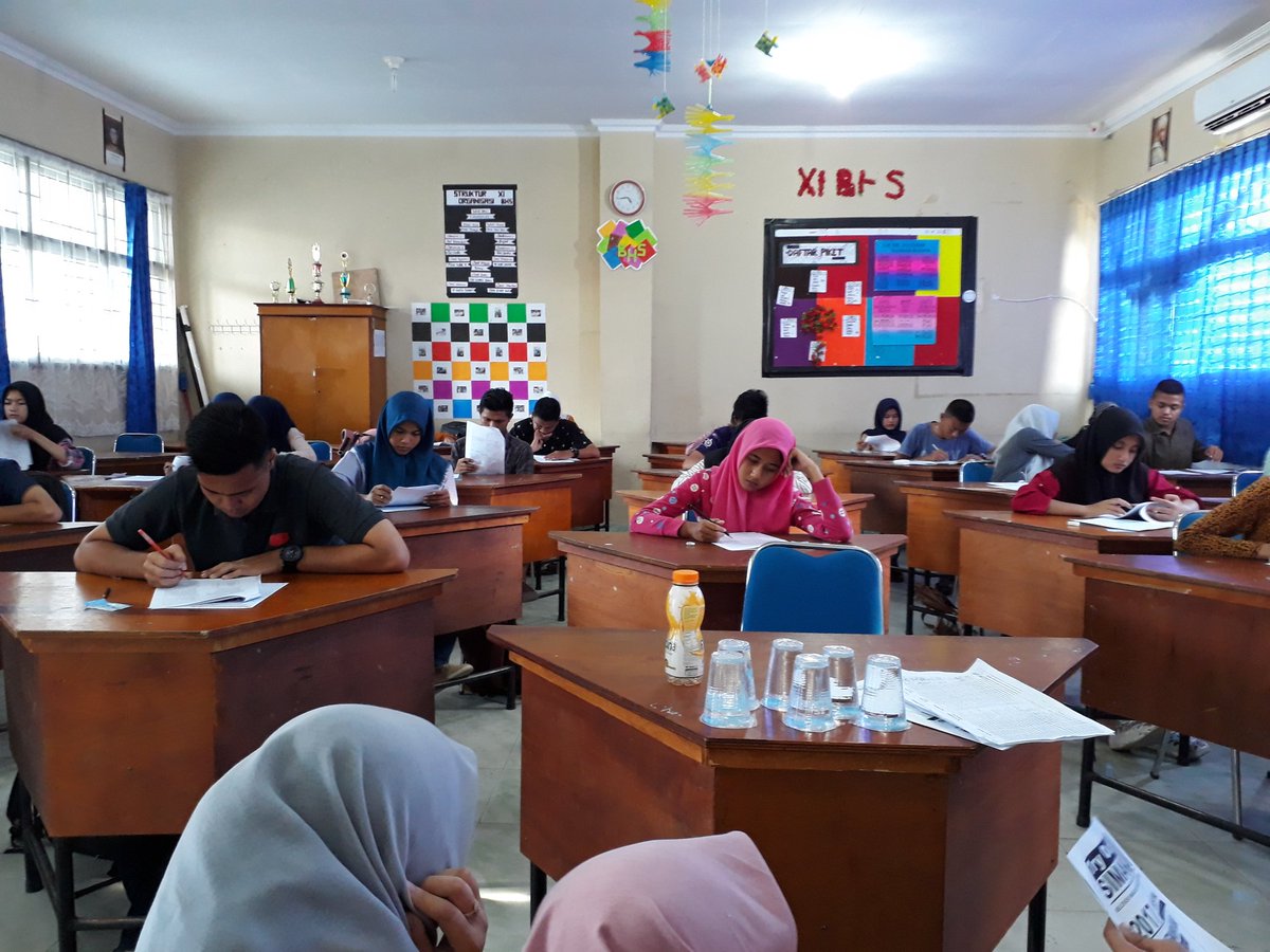 UIGTR_2017's tweet photo. [LIVE REPORT]

Sedang berlangsung Try Out UIGTR 2017 sesi ke-2 di SMAN 1 Bangkinang Kota. Peserta terlihat mengerjakan dengan tenang👌👍 https://t.co/WV0DliVZFc