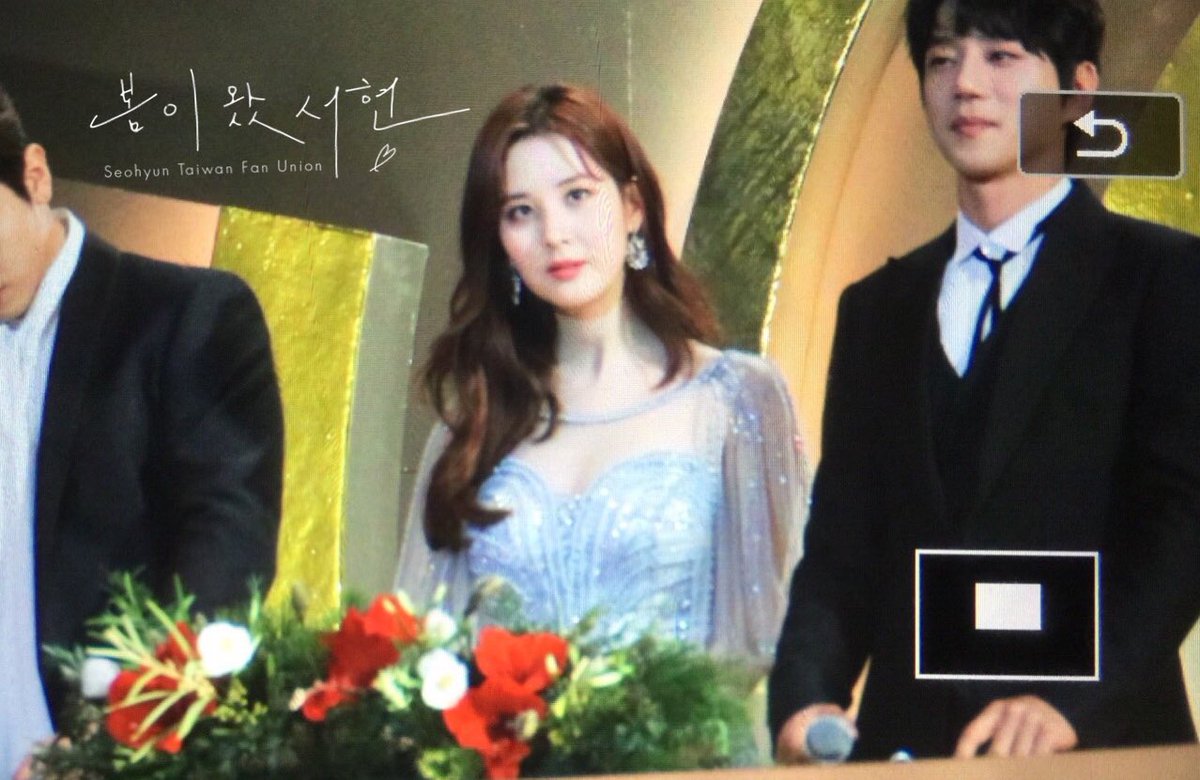 [PIC][13-01-2017]Hình ảnh mới nhất từ "31st Golden Disk Awards" của TaeYeon và MC SeoHyun C2CqMNHVEAQs-a6