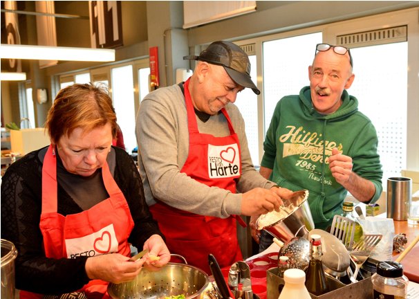 Nu echt werk maken van je #goedevoornemens om je buurtgenoten beter te leren kennen? Kook mee en/of eet mee in onze Resto’s!