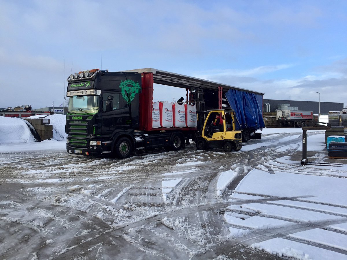 Terwijl Nederland de sneeuwresten aan het opruimen is zijn wij bezig met een vracht prairieva te laden met Portugal als bestemming. #sneeuw