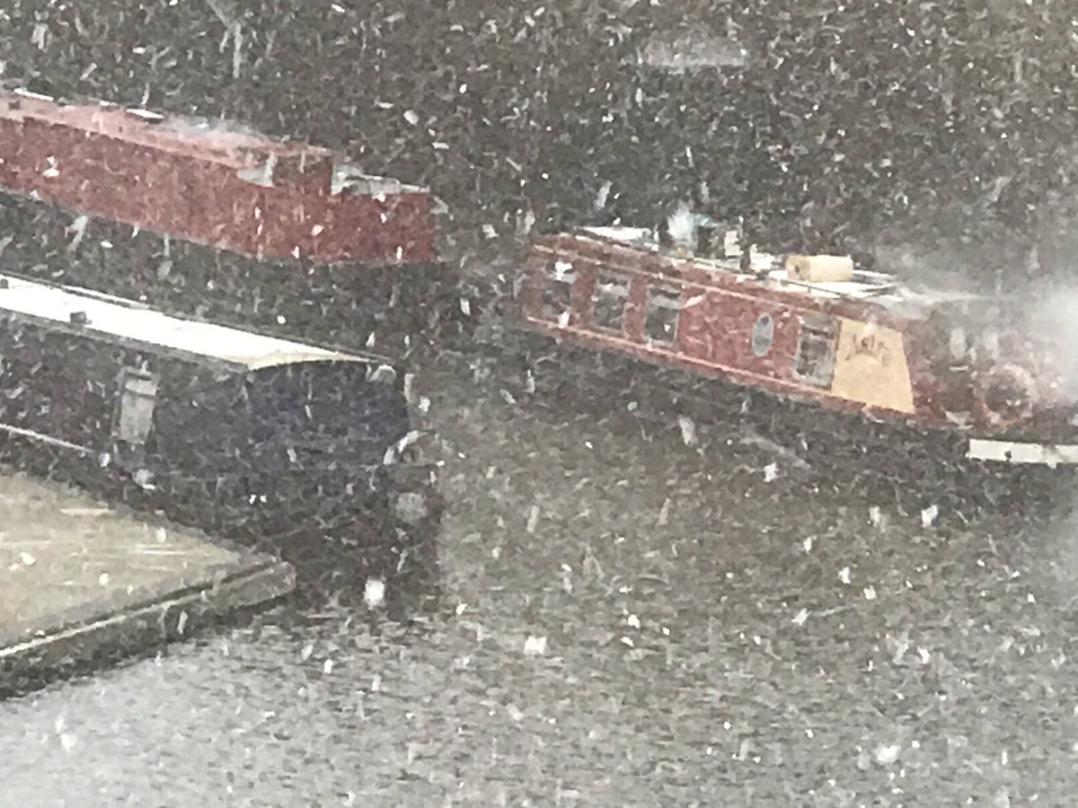 firas_sarhan1's tweet photo. Snowy Buckinghamshire this morning @inside_ayles @bucks_herald @officialmix96 @_aylesbury @bbcweather @astonclinton_rt @TheWaterside1 https://t.co/xAtMKHYo1H
