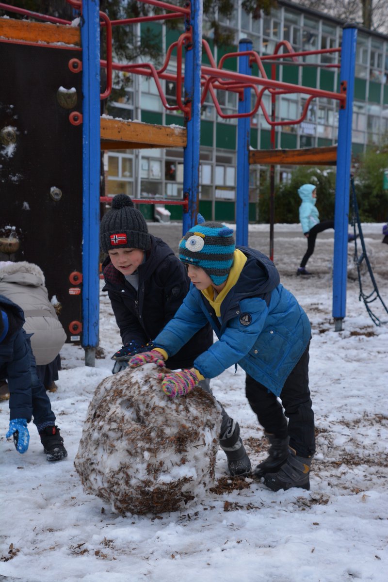 isb_ecc's tweet photo. Some people don't like snow...we love it! Snow = busy play and collaboration in the ECC. #ecclearns https://t.co/mZkE2G6dRY