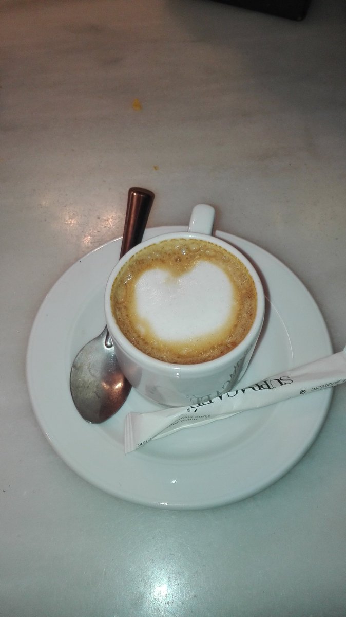 NURYA_MART's tweet photo. Venga va que invito una ronda de café ¿quien quiere?  #momentokitkat https://t.co/qhAIfAjTxP