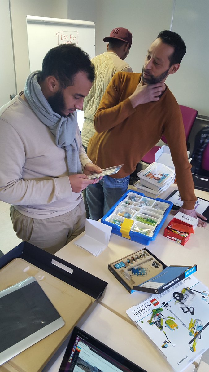 UpToNum's tweet image. Un beau partenariat en cours avec la médiathèque Shakespeare pour apprendre à coder avec la robotique. On vous en dit plus ASAP 😉