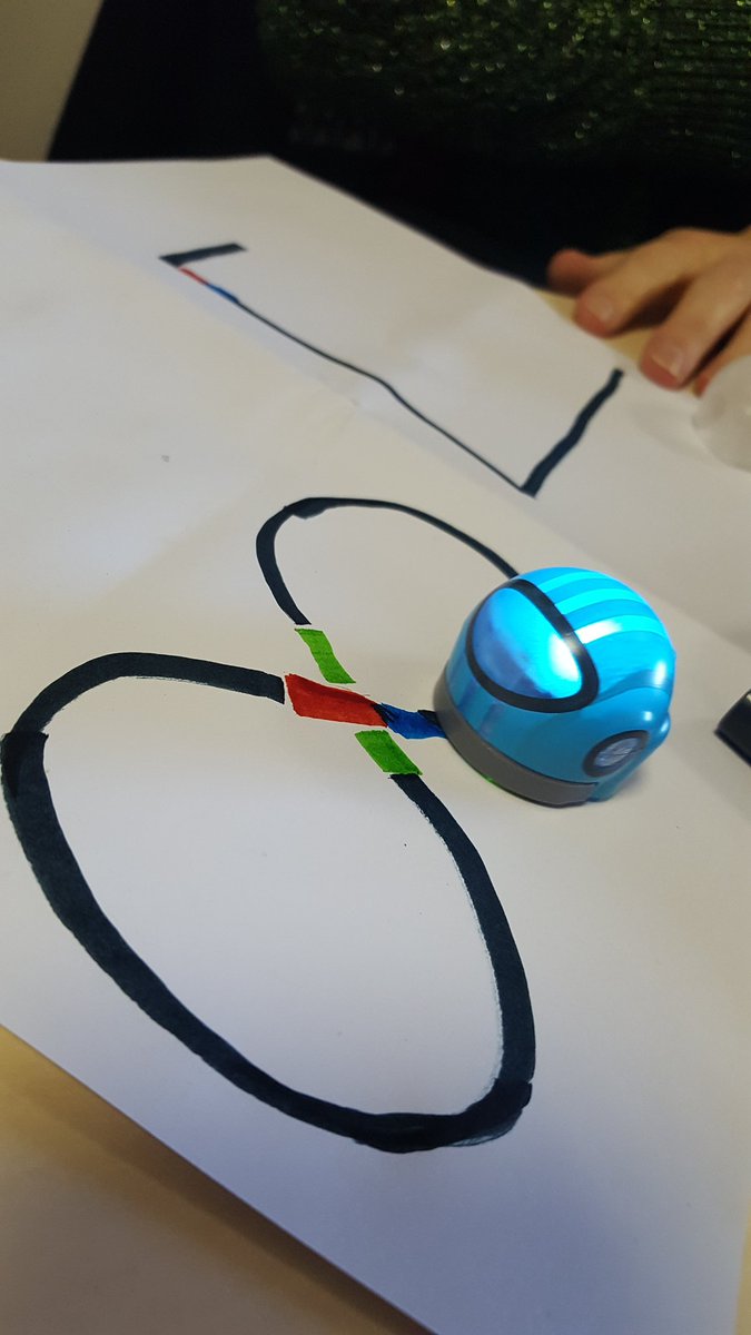 UpToNum's tweet image. Un beau partenariat en cours avec la médiathèque Shakespeare pour apprendre à coder avec la robotique. On vous en dit plus ASAP 😉