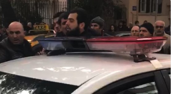 cumhuriyetgzt1's tweet photo. VİDEO - Aracını çekmeye gelen polise ‘şeriat gelince böyle olmayacak’ dedi 

https://t.co/pDtckbXDXz https://t.co/cuykmcKZvF