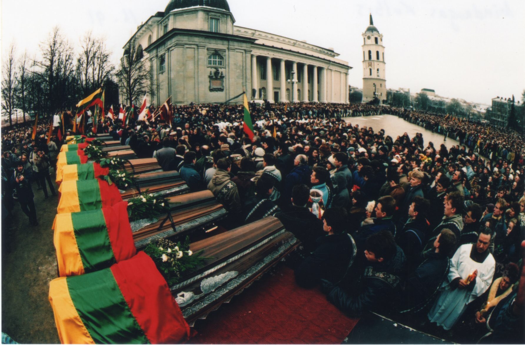 Sławomir Dębski on Twitter: "#OTD 13 January 1991- Soviet troops opened  fire on unarmed civilians in Vilnius, killing 14 people and wounding  hundreds. #SnowMeeting2017 https://t.co/dpTL4VSk2y" / Twitter