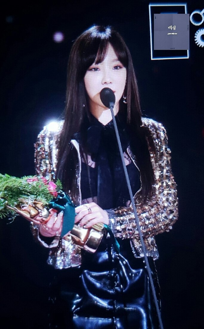 [PIC][13-01-2017]Hình ảnh mới nhất từ "31st Golden Disk Awards" của TaeYeon và MC SeoHyun C2Czs0oUkAINg5Z