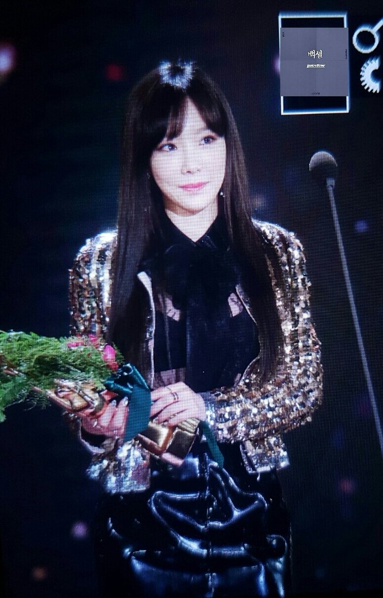 [PIC][13-01-2017]Hình ảnh mới nhất từ "31st Golden Disk Awards" của TaeYeon và MC SeoHyun C2CzsFEUkAMepHc