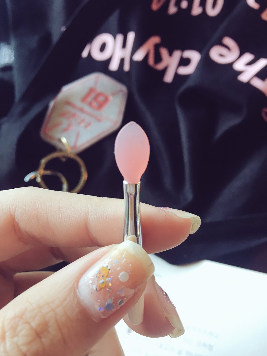 มาร์กปากlaneige หอมมากกกกกก ใครชอบทาลิปควรมีอ่ะ ปากนุ่มและเรียบขึ้นมากๆ ไม่แพงเลยถ้าเทียบกะผลลัพท์ 18,000วอน ดูใช้ได้นานด้วย 💖