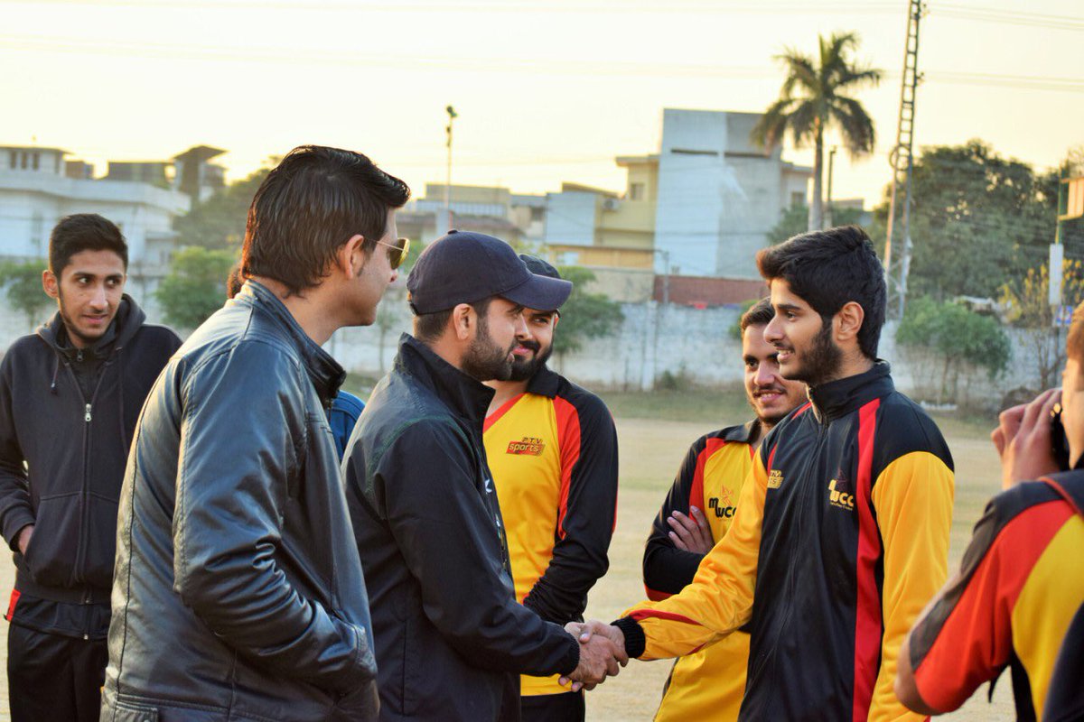 iamAhmadshahzad's tweet photo. Thank u @MuhammadWasim77 for inviting me to #MWCA for the batting clinic n meeting the talented future of our cricket. Will b back soon IA 🏏 https://t.co/G2WuhtxZKx