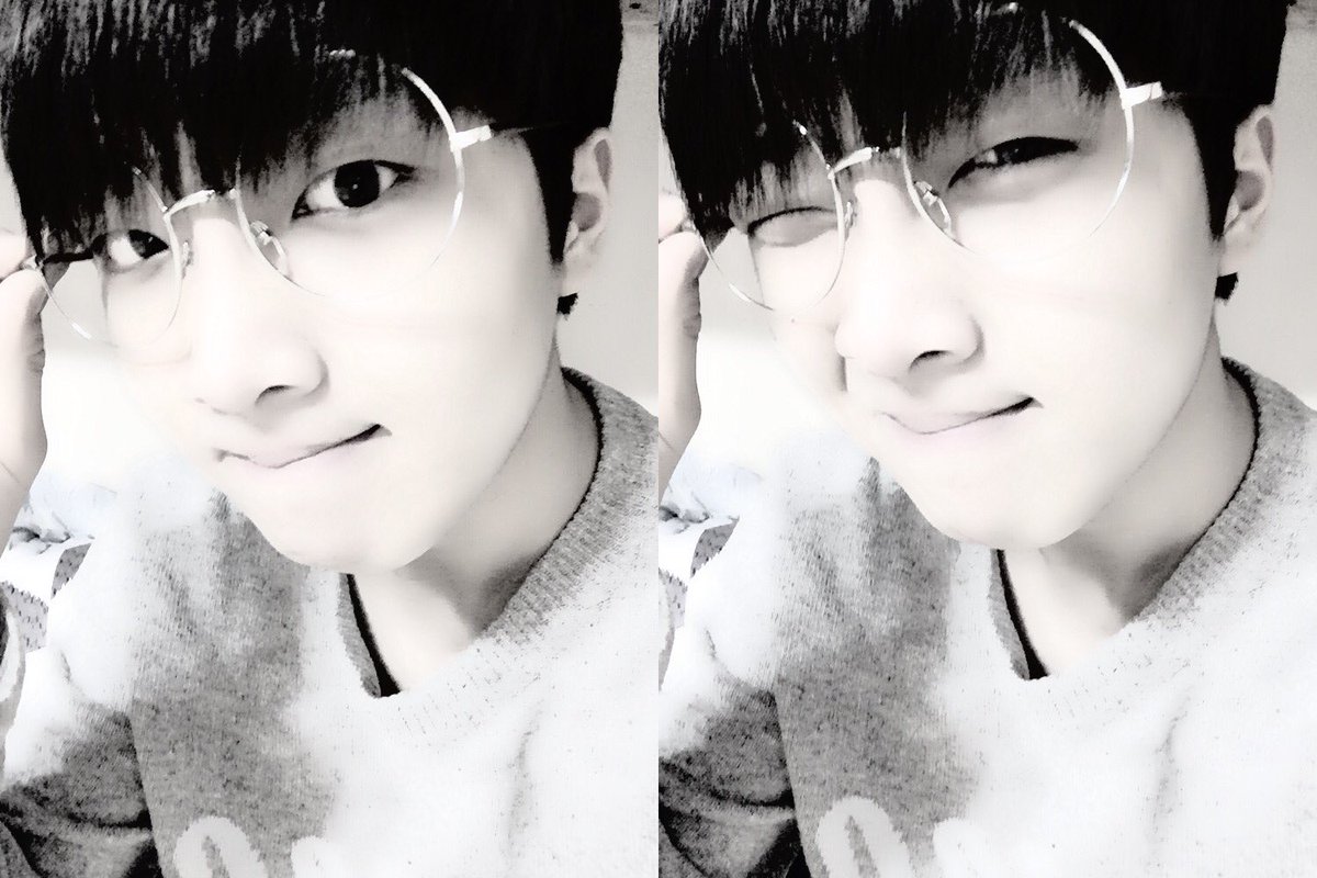 teamct_romeo's tweet photo. [윤성] 올만에 안경 헤헤 우등생 같나요? ㅎ #안경알은 #없음 #시력 #좋음 https://t.co/vjmwaUG1f0