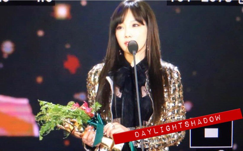 [PIC][13-01-2017]Hình ảnh mới nhất từ "31st Golden Disk Awards" của TaeYeon và MC SeoHyun C2D40L3UcAElPyd