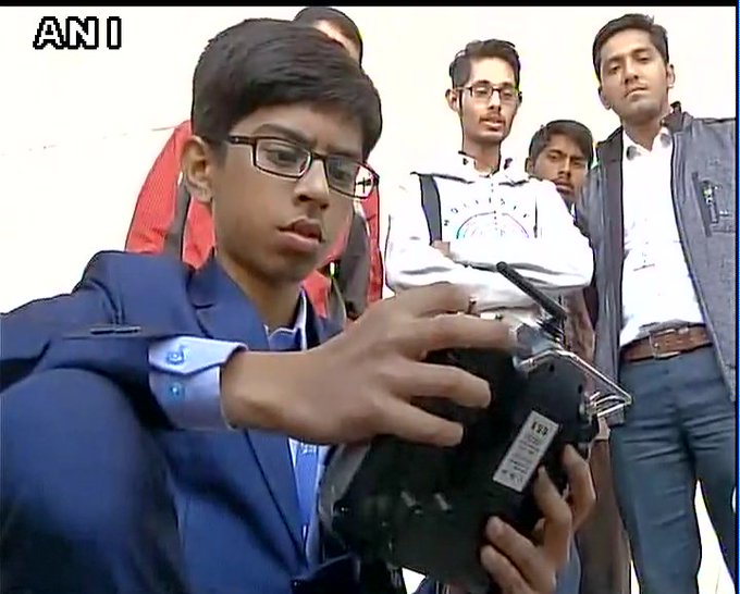 الهند تتعاقد مع شاب عمره 14 عاما لتصنيع طائرة بدون طيار مضادة للألغام C2D4JveUkAE8fWM