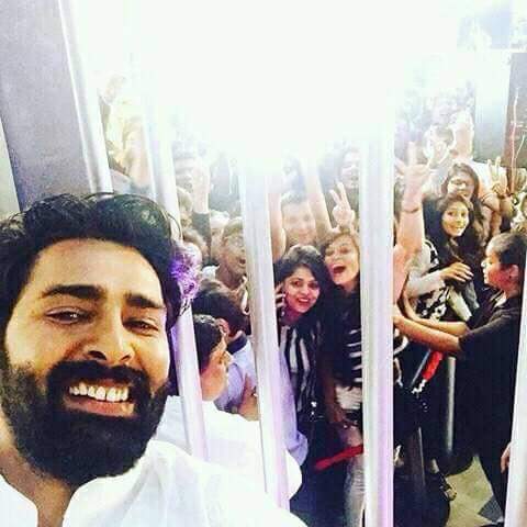 GirateDeepak's tweet photo. विदेशी Look मे देसी छोरा
हाथ मे कडा गले मे डोरा
आँख खोल के तो देख बावले
गुर्जर का नाम यु Famous होरा 
Manveer Gurjar https://t.co/vRRrjhcZ2k
