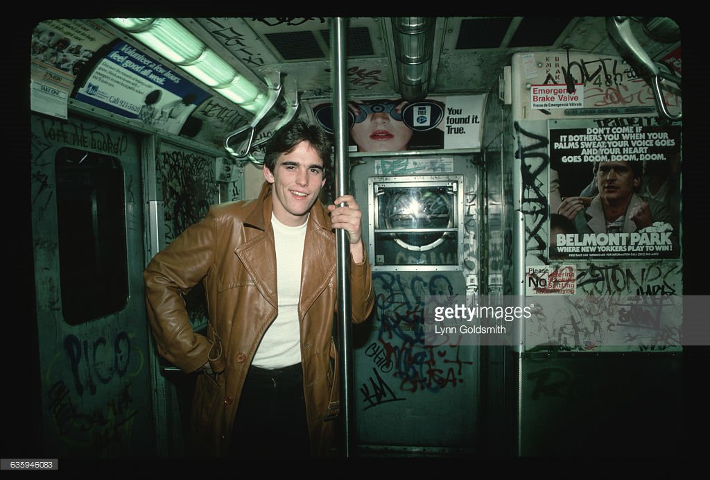 Stand clear of the closing doors, please. Celebrities ride the New York City Subway: gtty.im/2ihgea3 #FlashbackFriday 🚇