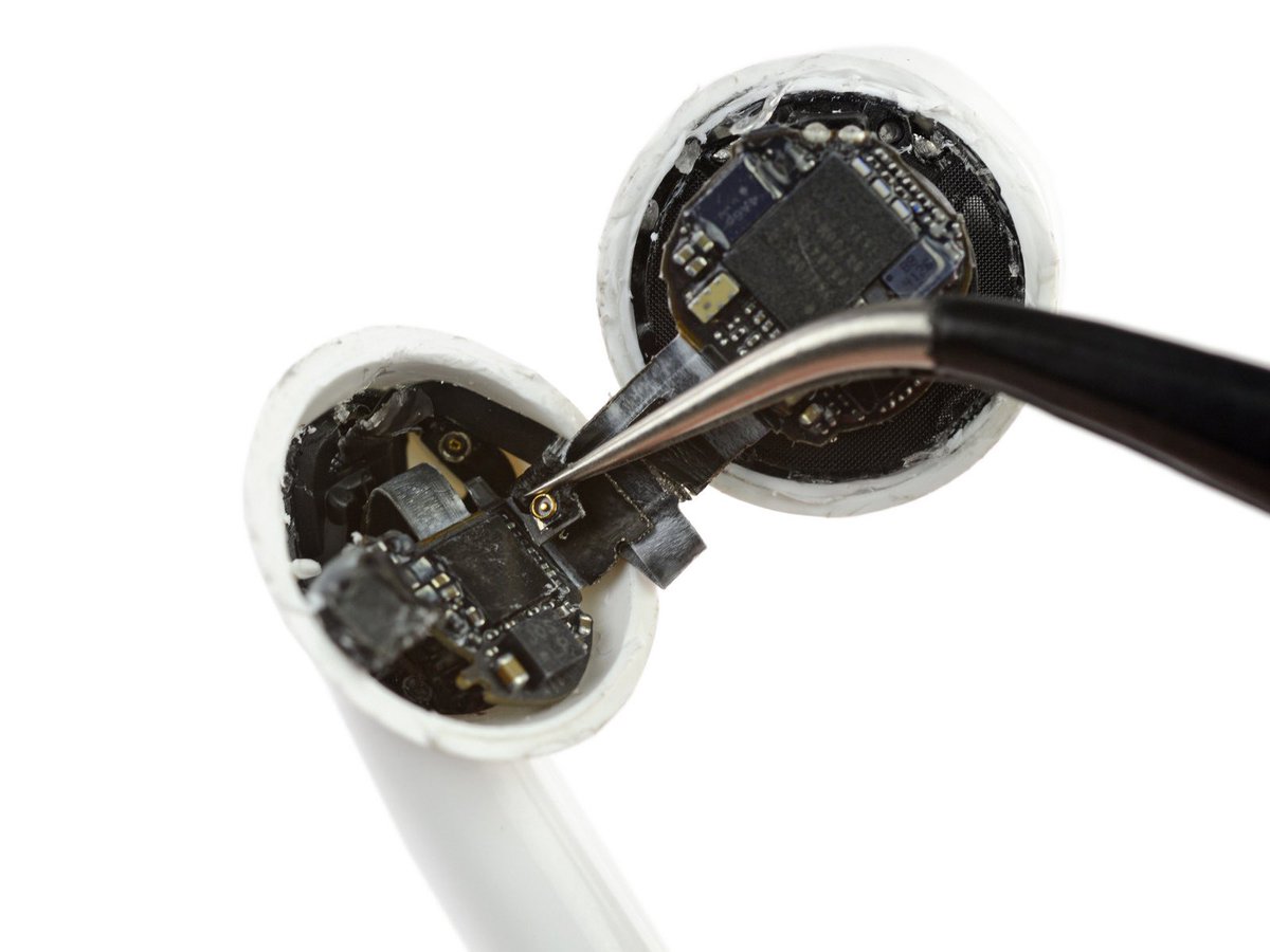 BrianRoemmele's tweet image. The first near-field #VoiceFirst device, AirPods have more computing power than the iPhone 1: total of 3 Cortex SoCs. Big possibilities.