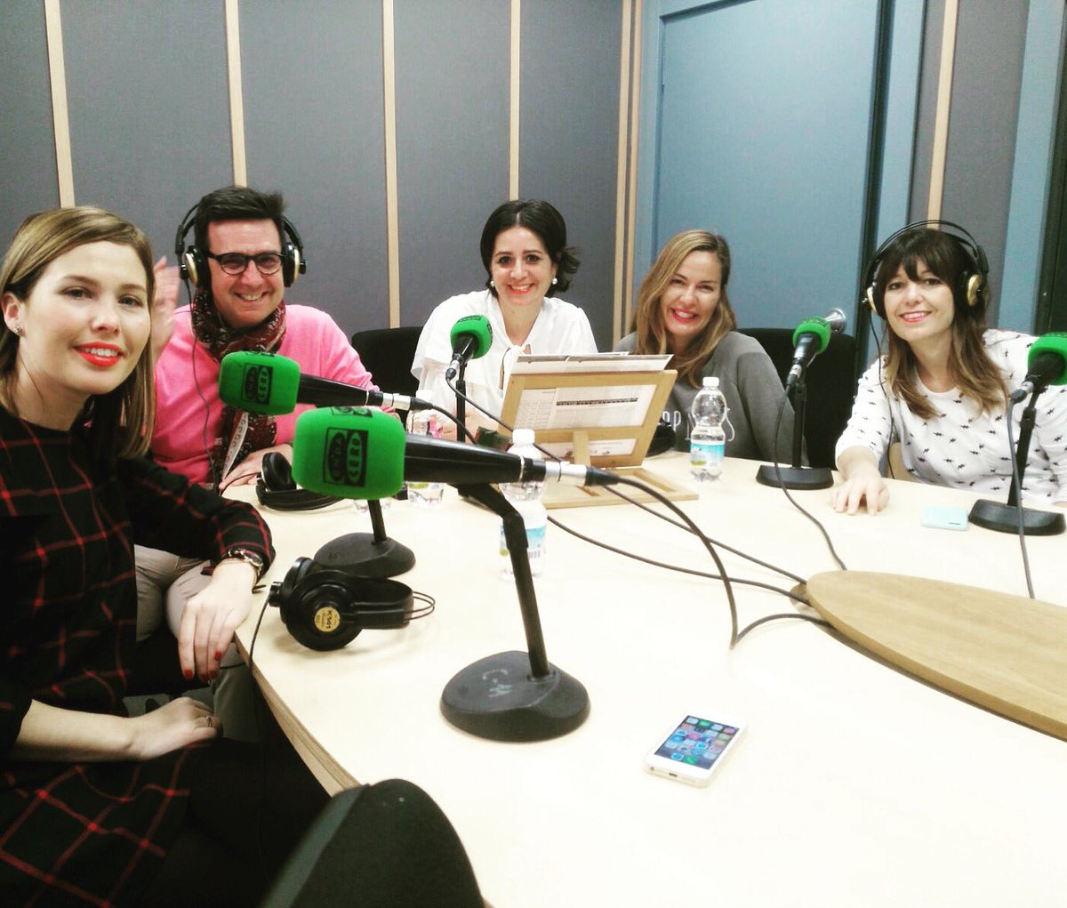 LauraOlea_'s tweet photo. Tertulia de moda en @OndaCeroMalaga con @Jesus_Segado , @BaillyBijoux y Angie de @martiylola https://t.co/GKidhCCogR