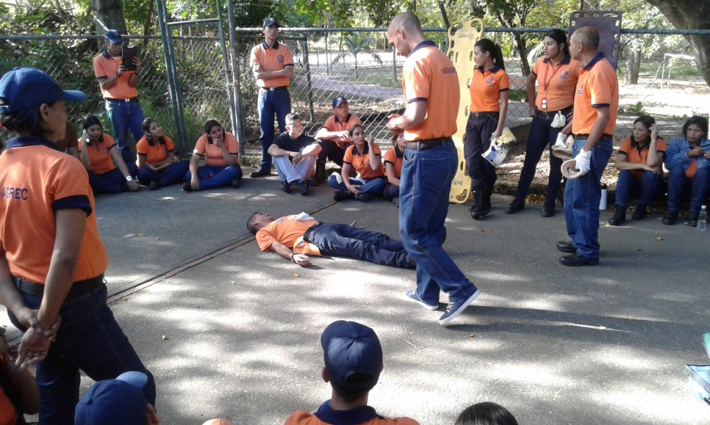 DesignVenezuela's tweet photo. En las semana @CEFOSIEM1 dictó curso de "Soporte Básico y Atención Pre-Hospitalaria" https://t.co/RoMuHlnpM9