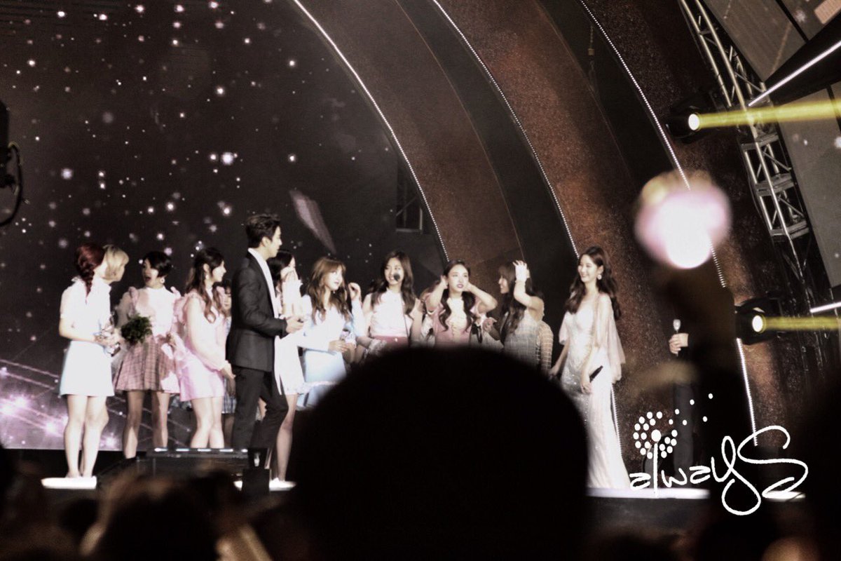 [PIC][13-01-2017]Hình ảnh mới nhất từ "31st Golden Disk Awards" của TaeYeon và MC SeoHyun - Page 2 C2D9Bm2VEAE-VM0