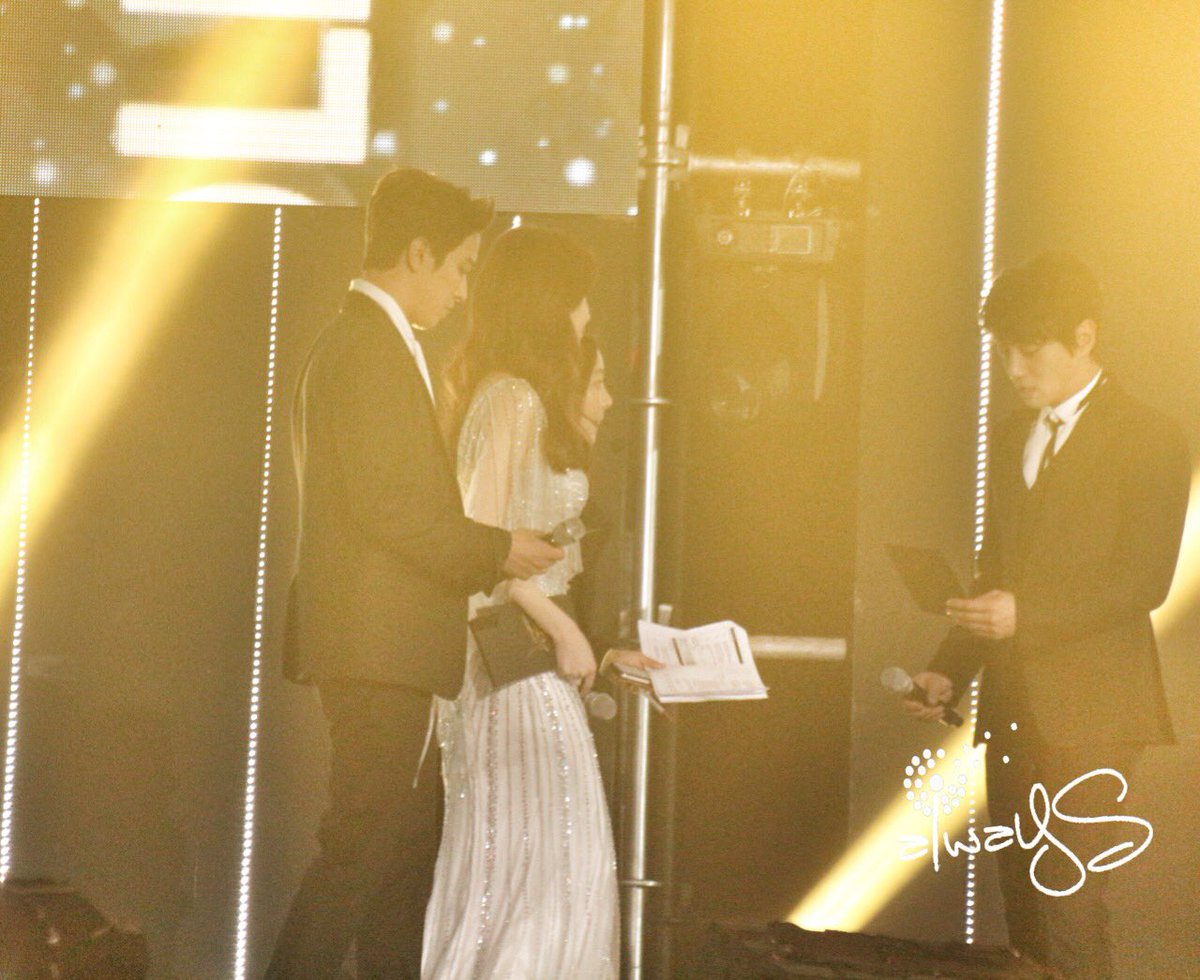 [PIC][13-01-2017]Hình ảnh mới nhất từ "31st Golden Disk Awards" của TaeYeon và MC SeoHyun - Page 2 C2D9BmuUQAAOW2k