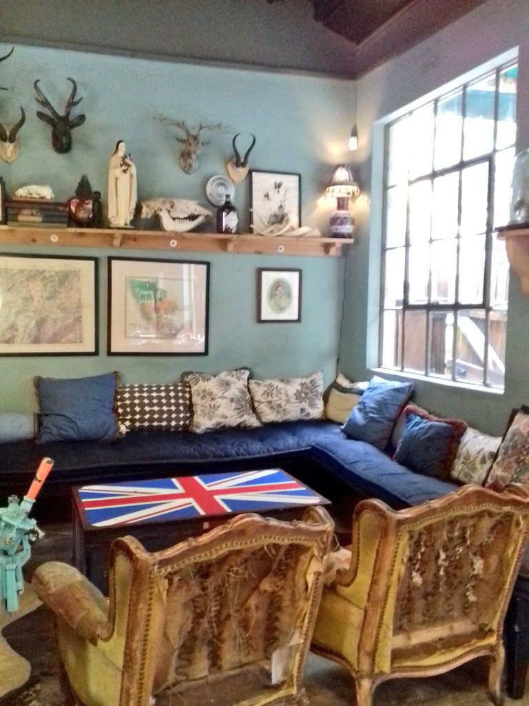 MarykeRoberts's tweet photo. Happy Friday afternoon everybody! You survived the first work week of 2017. Cheers! #44onStanley @visitjoburg https://t.co/7ElNpW1sSI