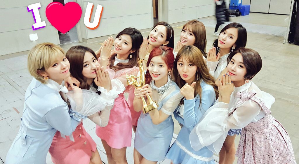 JYPETWICE's tweet photo. 오늘 정말 감동이었습니다TT 원스분들 덕분에 2017년 1월에, 너무나도 큰상을 받았습니다. 골든디스크 음원 대상이라니요..이 모든 영광을 트와이스를 사랑해주시는 원스분들께 바칩니다. 올해도 걱정마세요! 트와이스는 항상 원스분들 곁에서 함께하겠습니다! https://t.co/H4TmQyfZWM