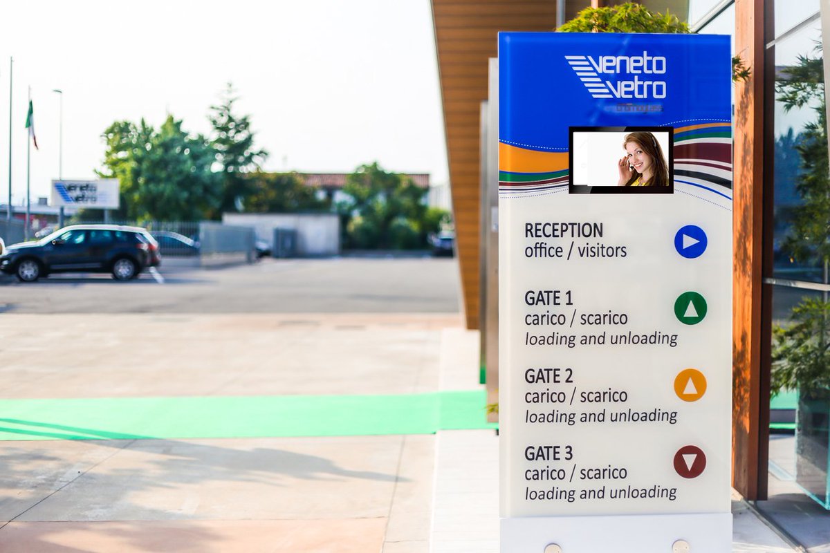 Venetovetro's tweet photo. Abbinare la stampa digitale su vetro ai #totem interattivi #touchscreen  https://t.co/BE2YFZQDJy https://t.co/AAubIbx6pE