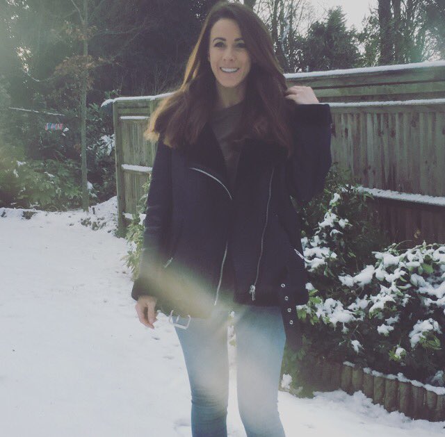 Poppy quick!!! Take a picture of me with a snowy background, it's my turn! https://t.co/fQMlrEMzQK<a href="/tag/family"class="tags"><span>#family</span></a>